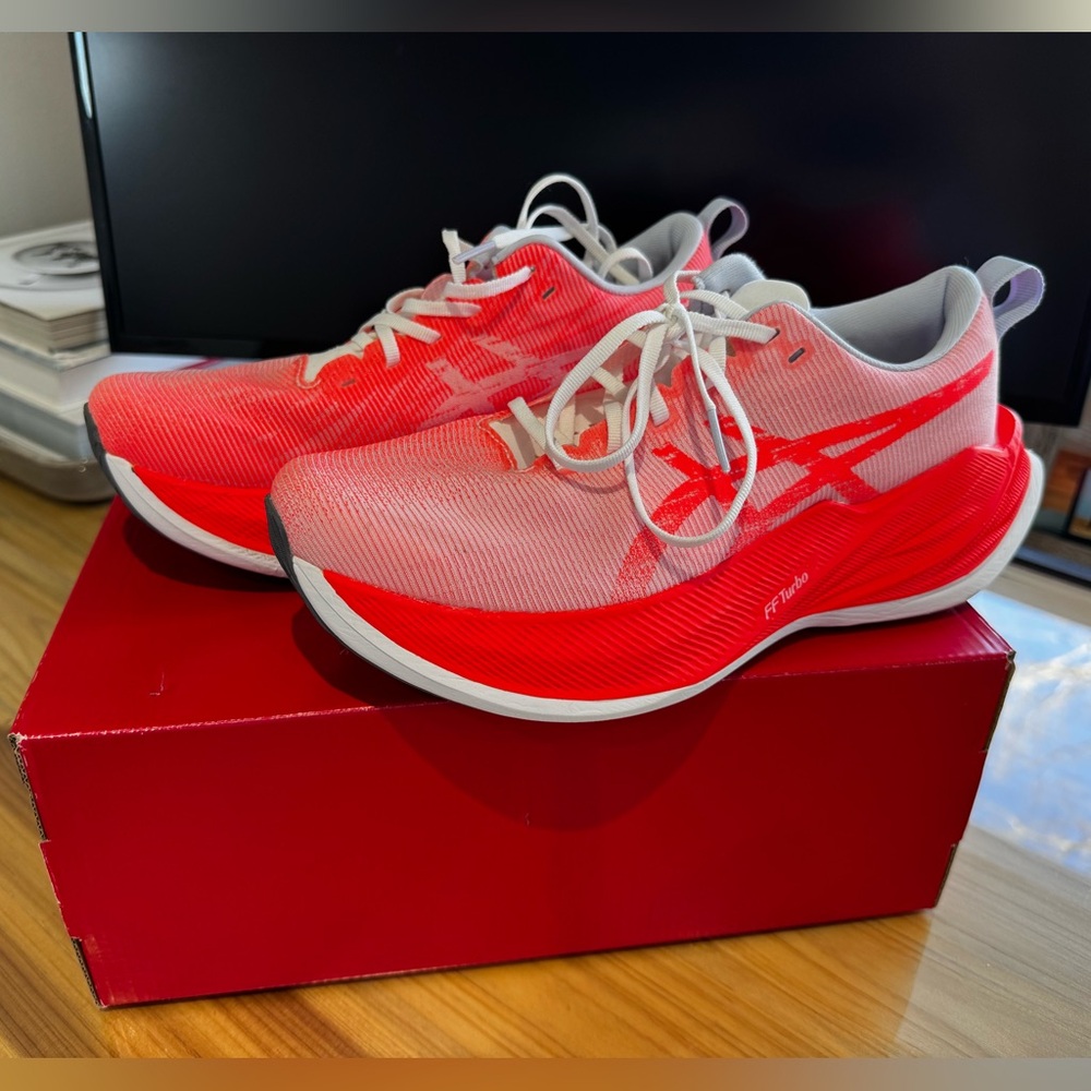ASICS Superblast Unisex size 7.5 (women’s 9).